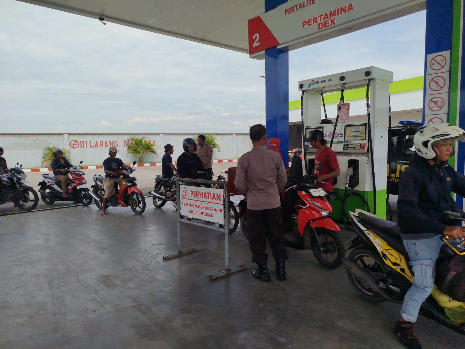 ‎Polsek Jatikalen Intensifkan Patroli Dialogis ke SPBU untuk Ciptakan Suasana Kamtibmas yang Kondusif