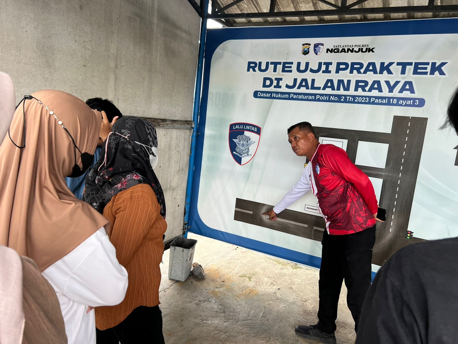 Polantas Menyapa, Satlantas Polres Nganjuk Dampingi Pemohon SIM Sebelum Ujian Praktik di Jalan Raya