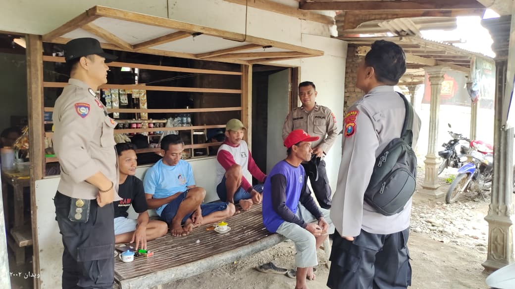 Sapa Warga di Warung Kopi, Patroli Polsek Warujayeng Ingatkan Bahaya Berita Hoaks