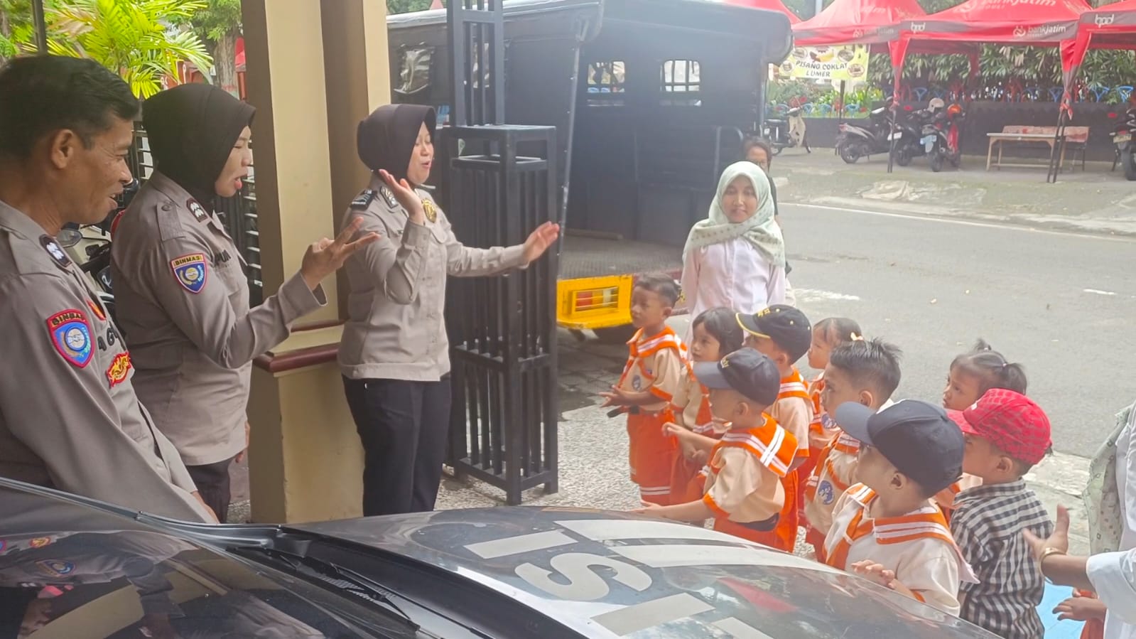 Polsek Nganjuk Kota Terima Kunjungan PAUD Harapan Bangsa, Perkenalkan Lingkungan Kantor Lewat Program Polisi Sahabat Anak