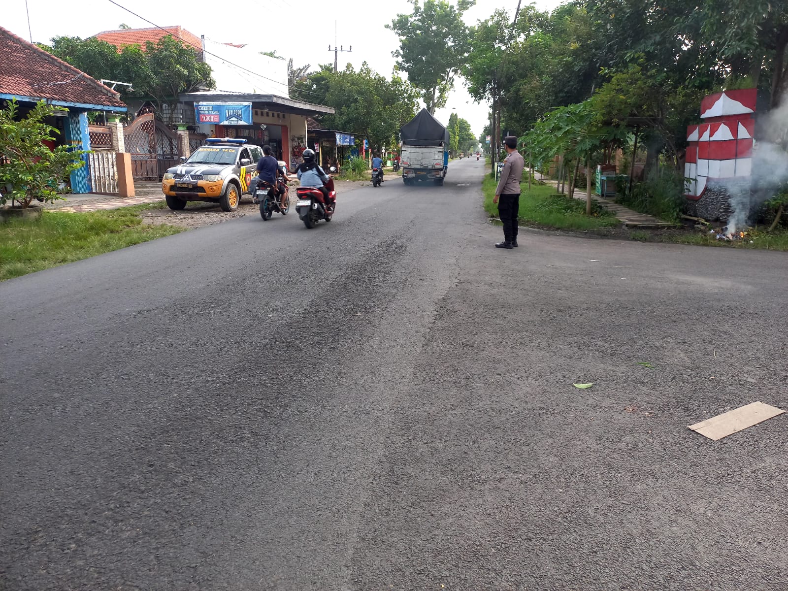 Rutinitas Giat Gaktur Pagi Polsek Jatikalen Bantu Penyeberangan Masyarakat