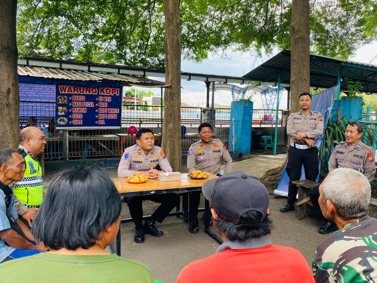 Ngopi Bareng Polantas, Kamsel Polda Jatim Sapa Tukang Becak hingga Pedagang di Terminal Anjuk Ladang