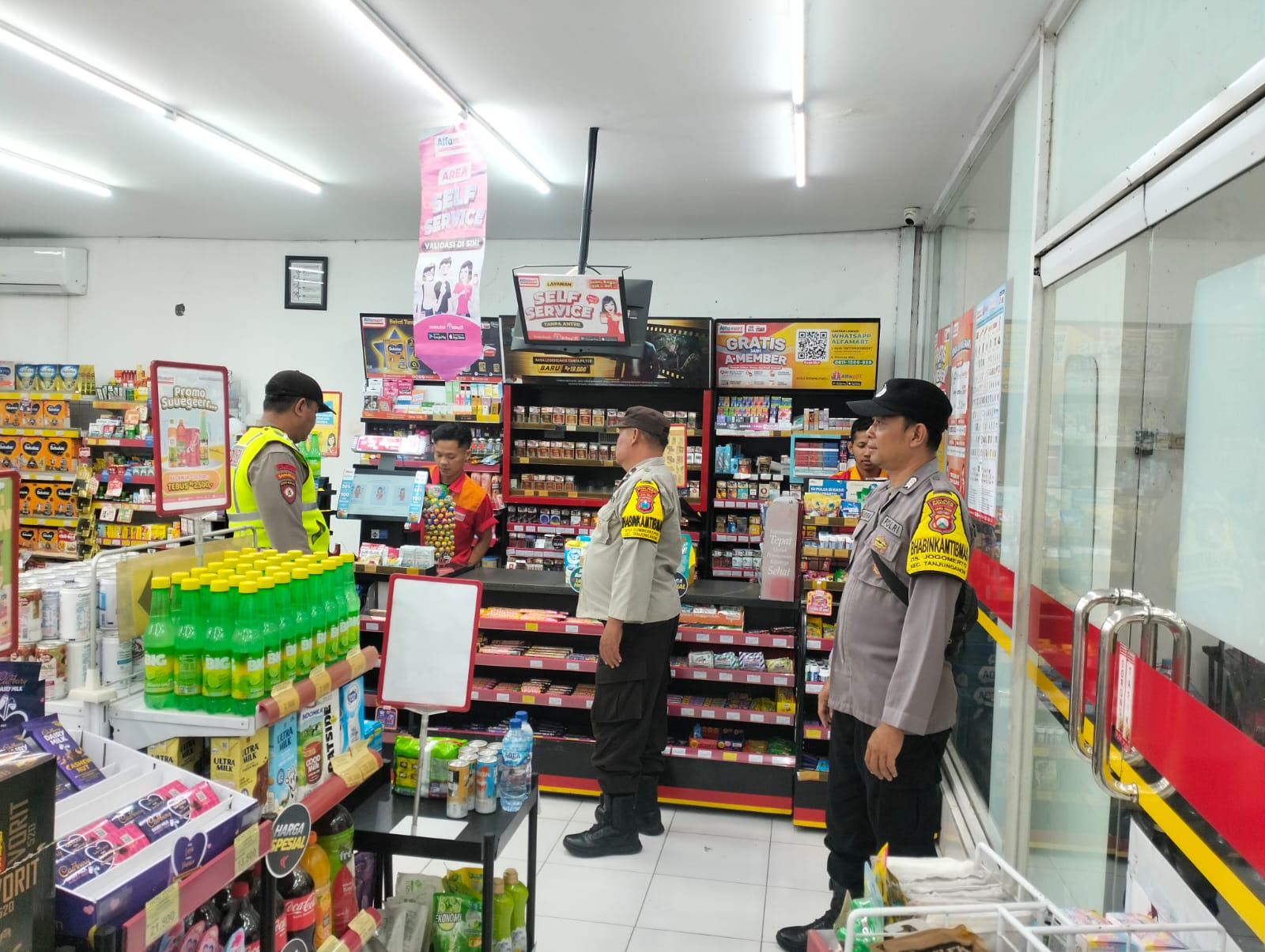 Patroli Malam Polsek Warujayeng Sambangi Minimarket di Tanjunganom