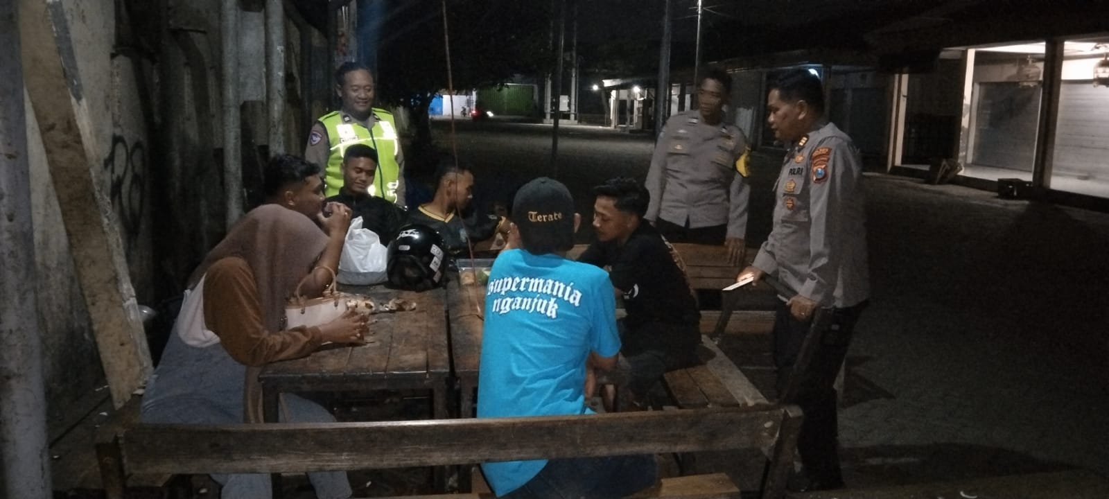Polsek Nganjuk Kota Laksanakan Patroli Sambang Dialogis di Sekitar Warkop Pasar Wage