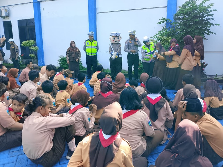 Polantas Menyapa, Satlantas Polres Nganjuk Edukasi Keselamatan Lalu Lintas Siswa SLB Shanti Kosala