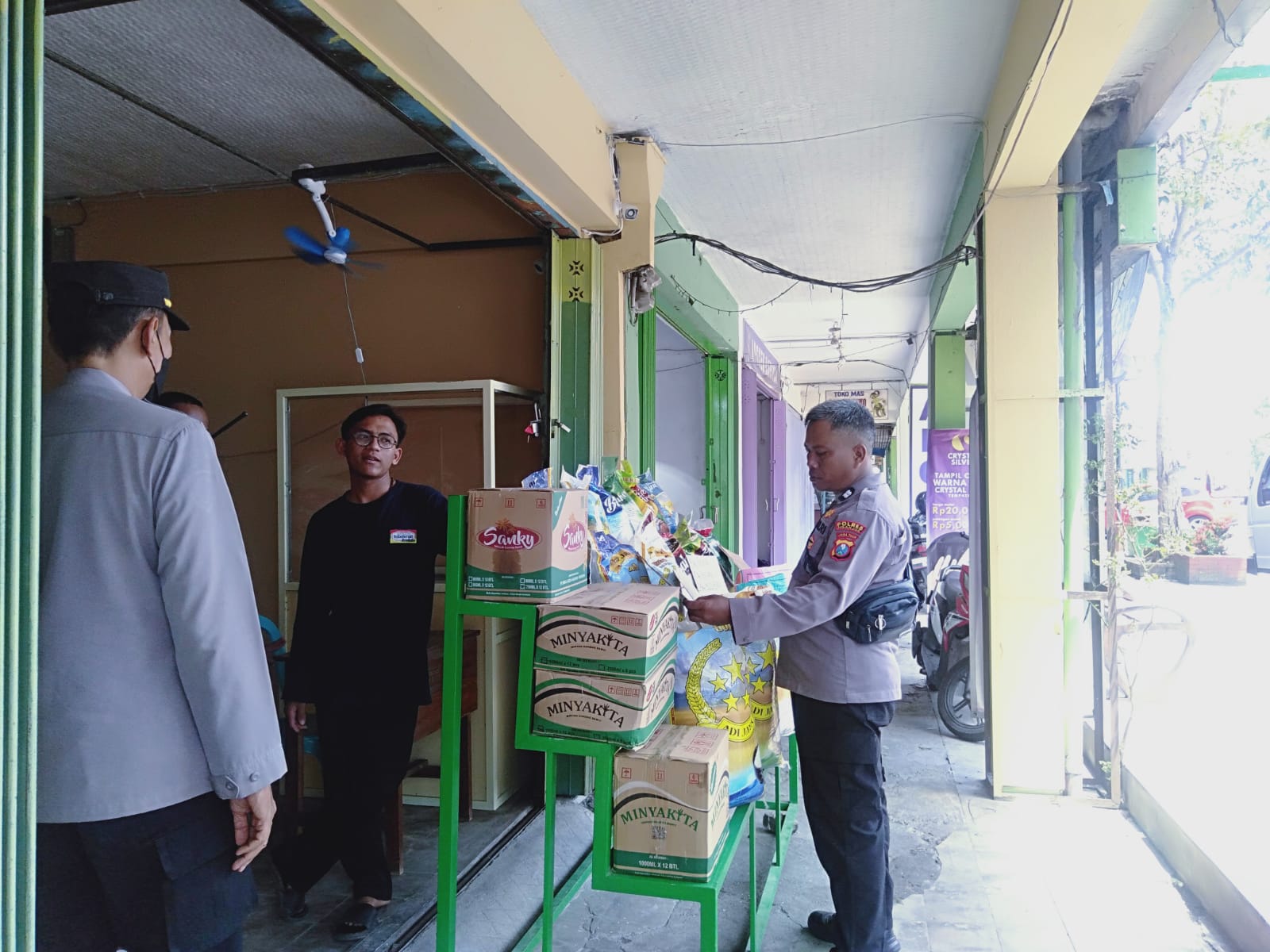 Patroli Samapta Polsek Nganjuk Kota Cek Ketersediaan Sembako dan Harga Beras di Pasaran