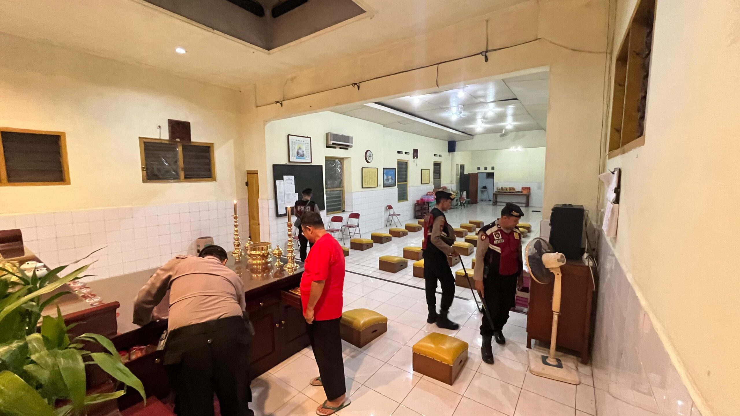 Polres Lumajang Lakukan Sterilisasi Vihara Jelang Perayaan Imlek