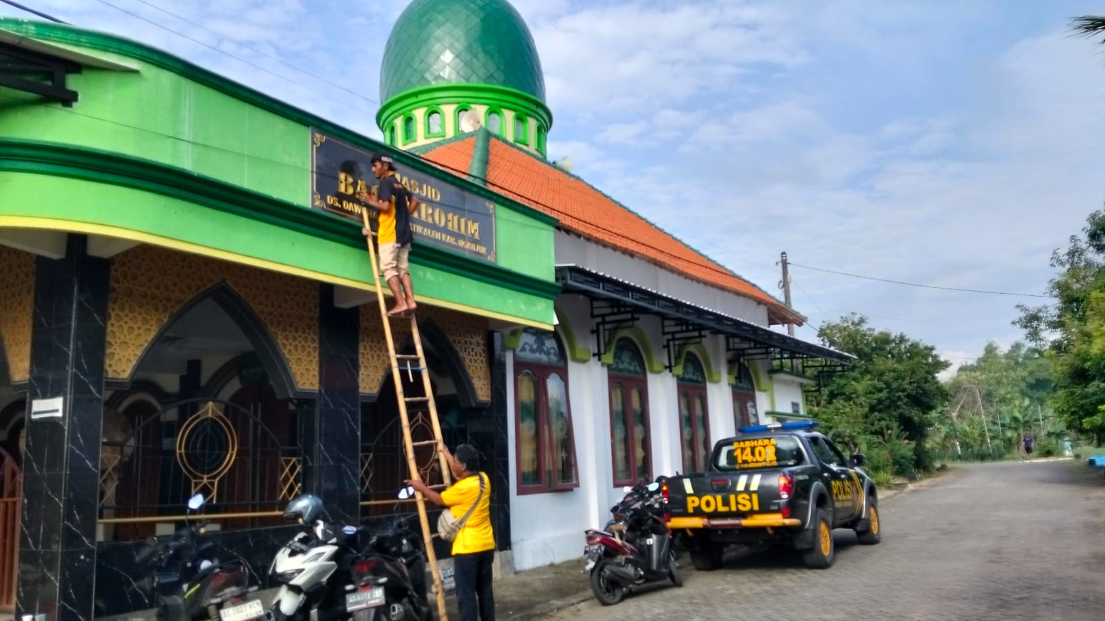 Polsek Jatikalen Bersama Forkopimcam Gelar Kerja Bakti di Masjid Baiturrahkim