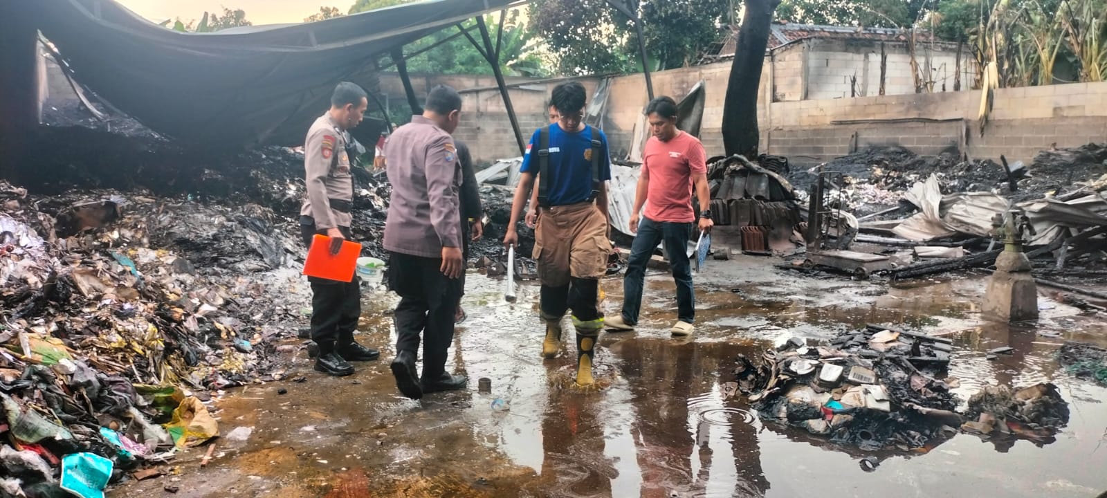 Respons Cepat, Personel Polsek Nganjuk Kota Bantu Evakuasi TKP Kebakaran di Kelurahan Ganungkidul