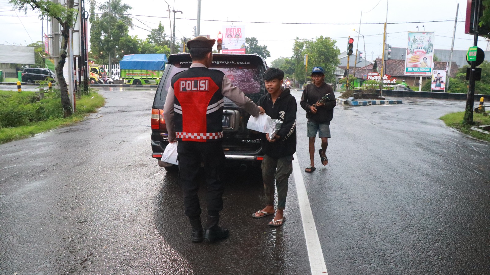 Patroli Takjil Polres Nganjuk, Tebar Kepedulian di Tengah Padatnya Arus Jelang Berbuka
