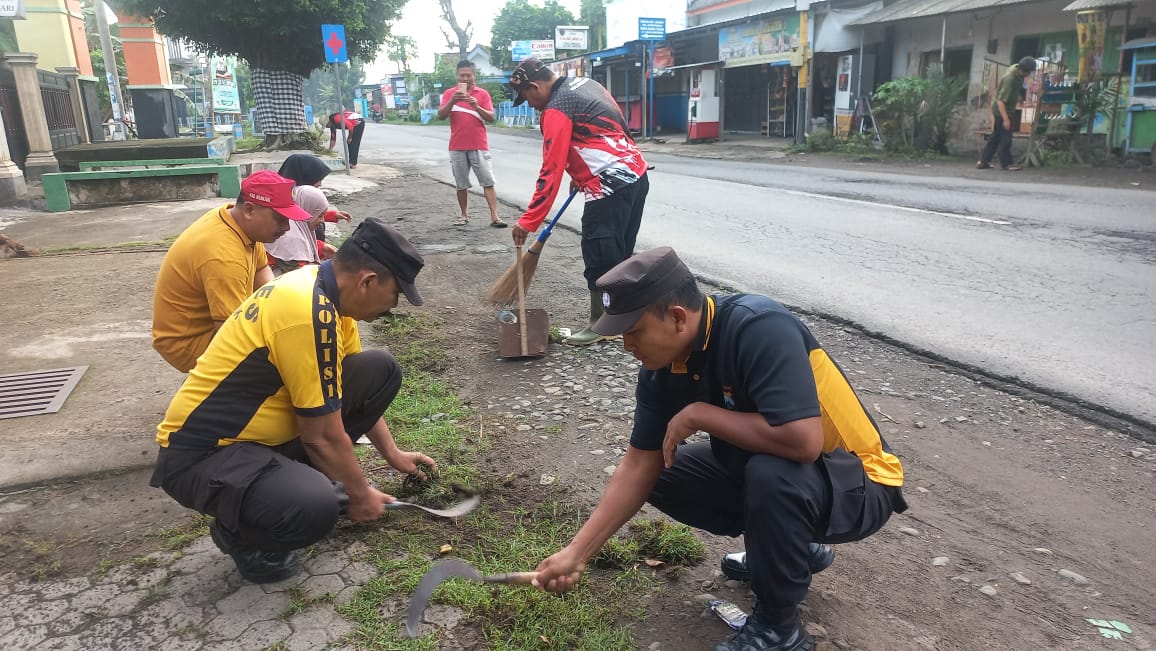Dukung Terwujudnya Indonesia Asri, Aparat di Tanjunganom Bersinergi Bersihkan Sungai di Malangsari