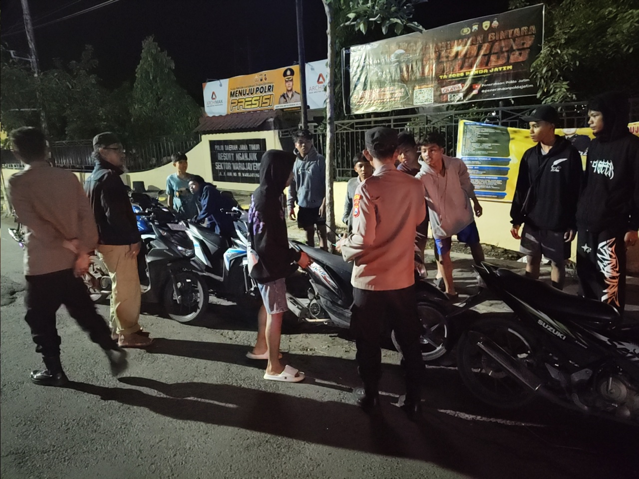 Polsek Warujayeng Tindak Balap Liar Jelang Sahur di Jalan Raya Desa Kampungbaru