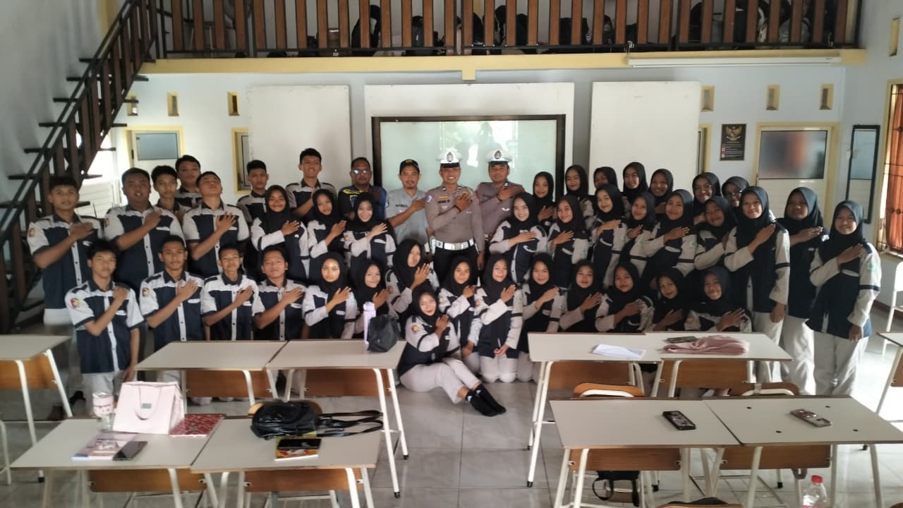 Polsek Warujayeng dan Jasa Raharja Nganjuk Sosialisasikan Keselamatan Berlalu Lintas di SMK Negeri 1 Tanjunganom