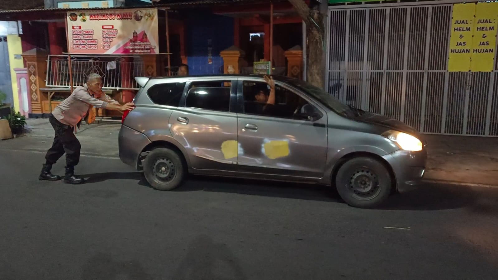 Reaksi Cepat Anggota Polsek Nganjuk Kota Bantu Dorong dan Perbaiki Mobil Mogok