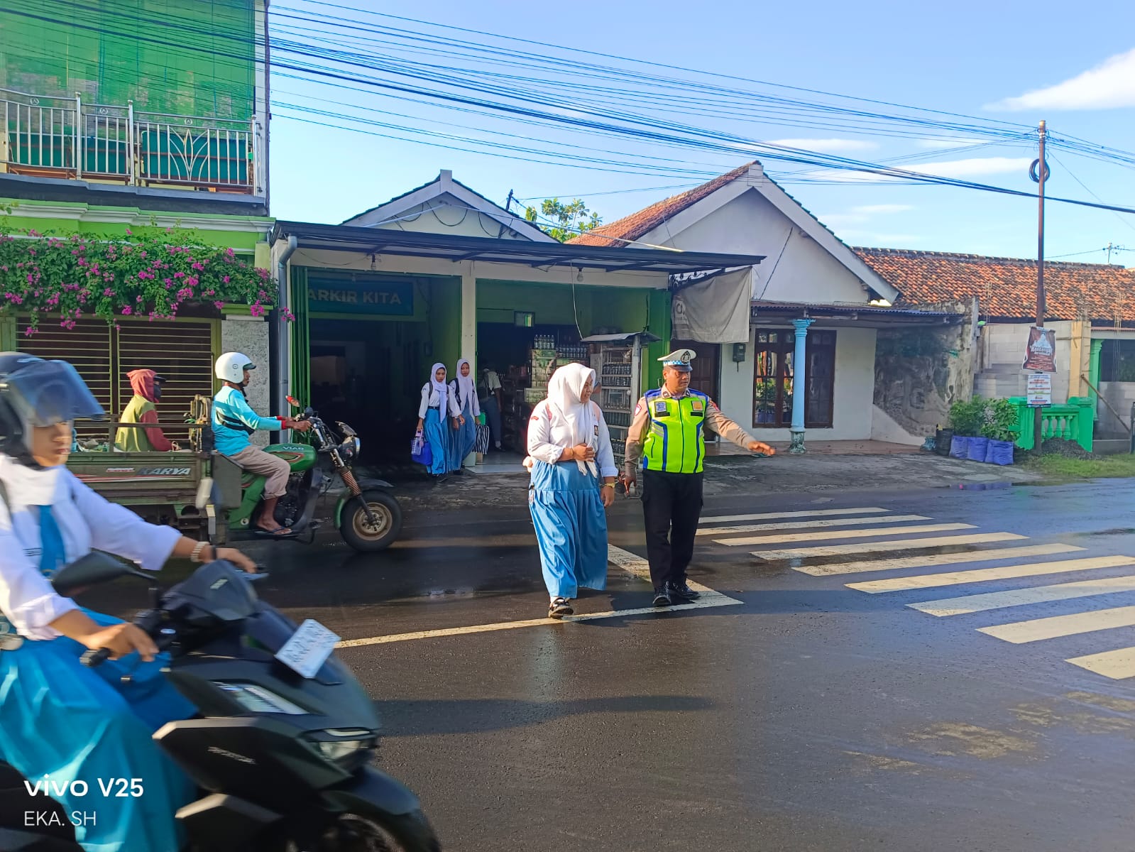 Wujudkan Kamseltibcarlantas, Polsek Warujayeng Turunkan Personel di Pagi Hari untuk Layani Masyarakat