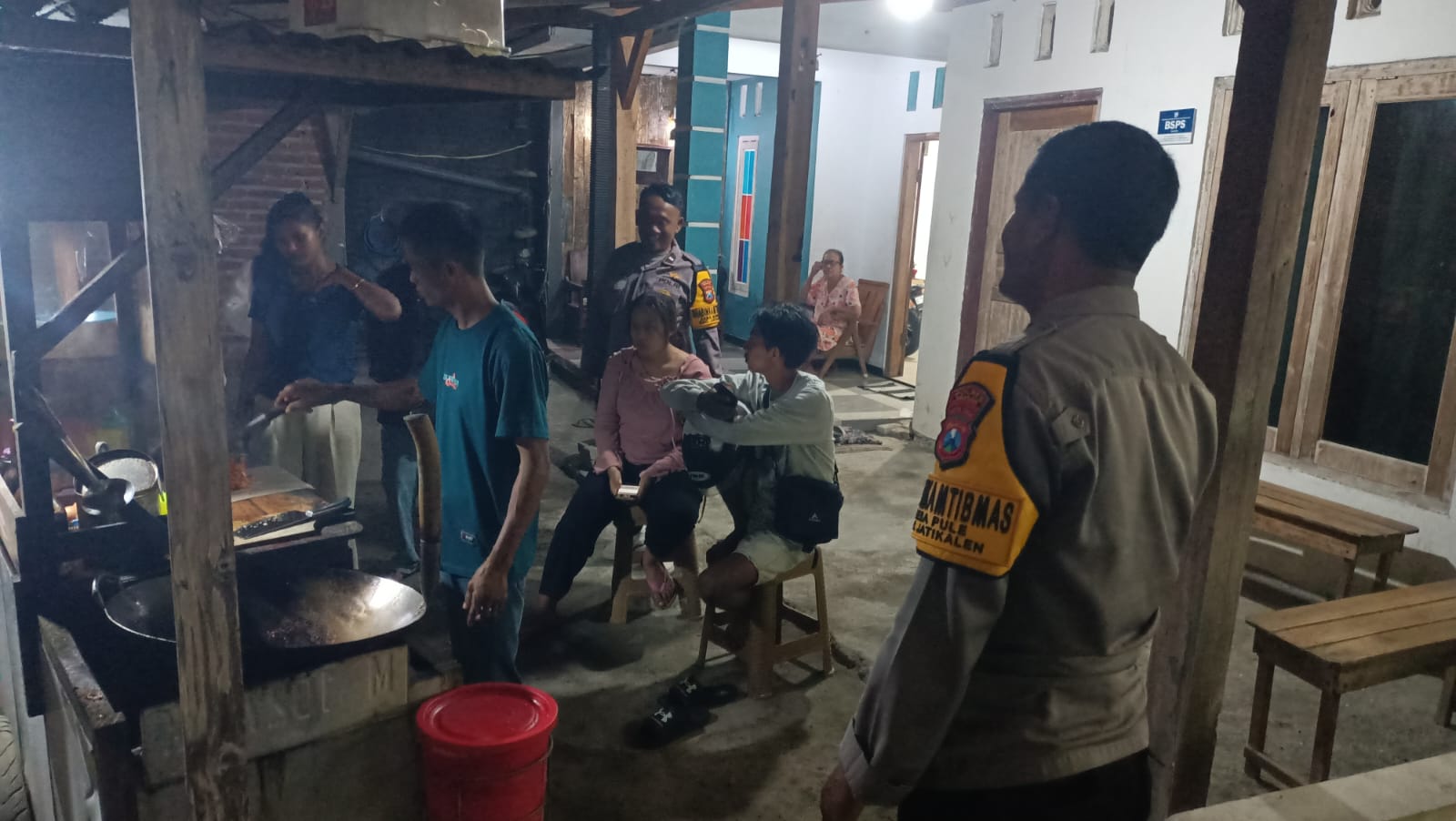 Polsek Jatikalen Intensifkan Patroli Dialogis ke SPBU untuk Ciptakan Suasana Kamtibmas yang Kondusif