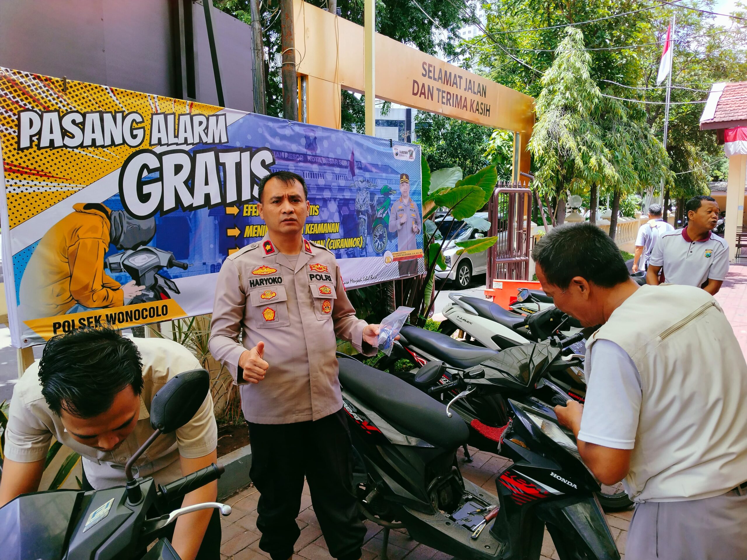 Pasang Alarm Gratis di Polsek Wonocolo Sepuluh Pendaftar Pertama Diberi Bonus Buah Durian