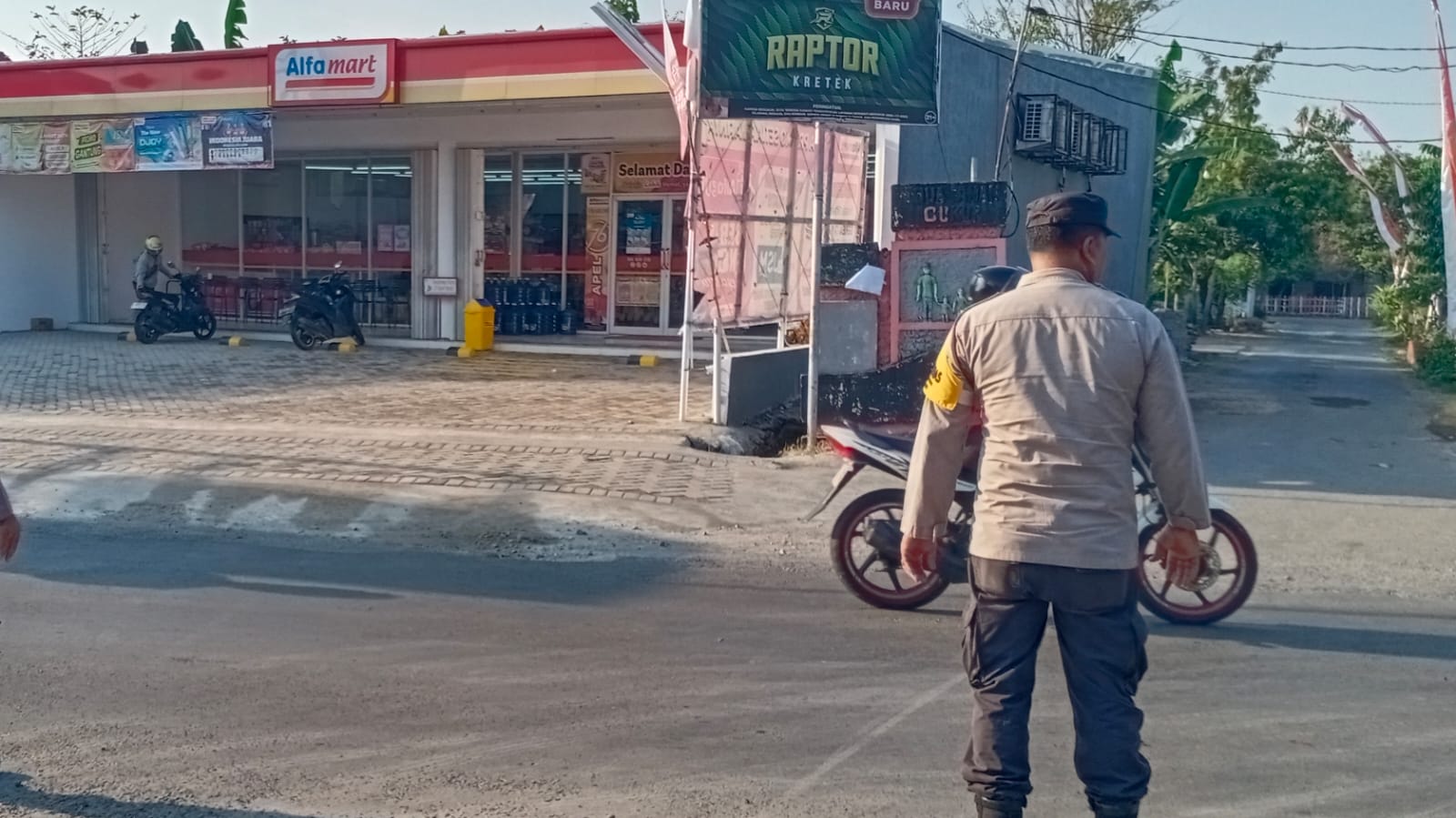 Rutinitas Giat Gaktur Pagi Polsek Jatikalen Bantu Penyeberangan Masyarakat