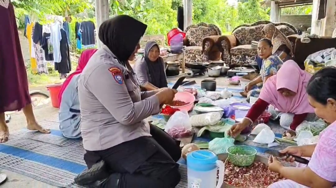 Ngerumpi Bersama Warga, Bhabinkamtibmas Kampungbaru Ingatkan Waspada Penipuan Online dan Berita Hoax