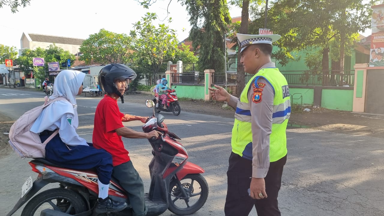 Polantas Menyapa, Satlantas Polres Nganjuk Berikan Teguran Presisi kepada Pengendara Tanpa Helm