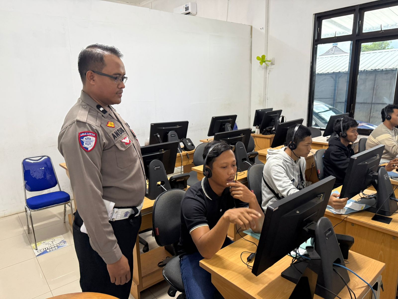 Polantas Menyapa, Satlantas Polres Nganjuk Dampingi Pemohon SIM Hadapi Ujian Teori Berbasis Komputer