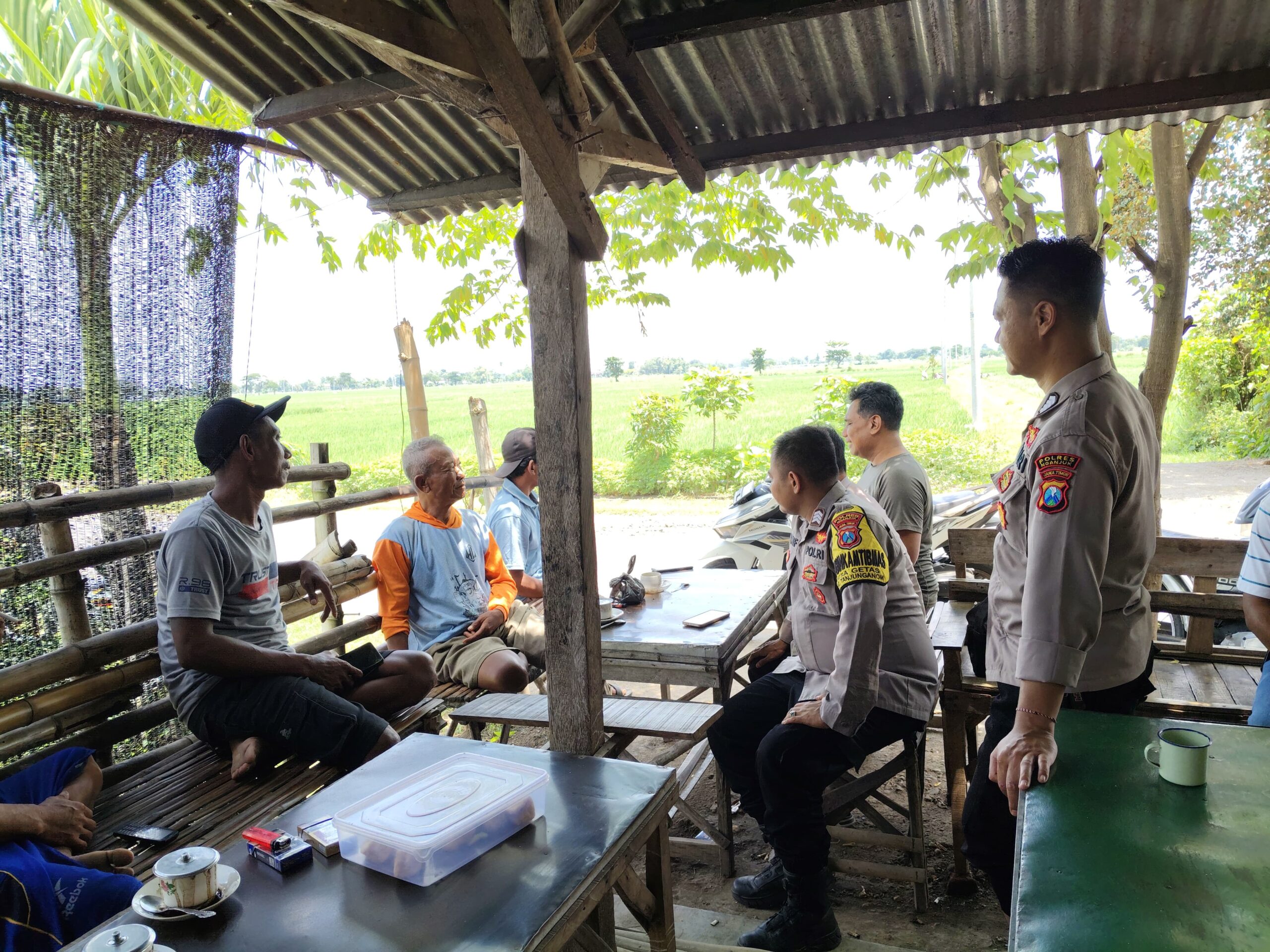 Patroli Kopling, Personel Polsek Warujayeng Cangkrukan Bersama Warga Sonobekel