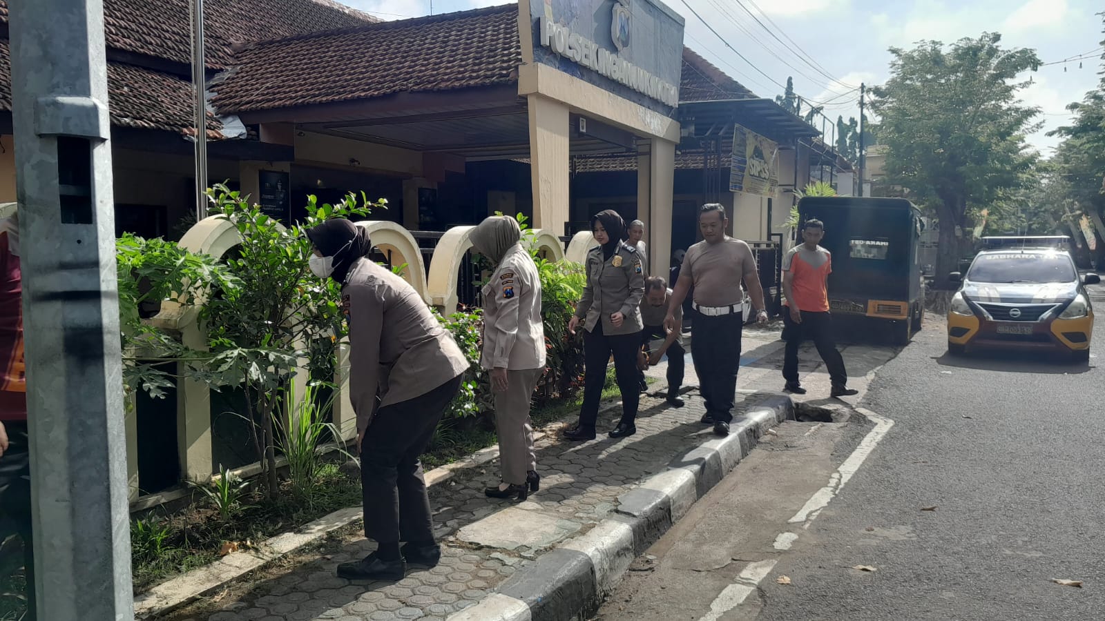 Personel Polsek Nganjuk Kota Laksanakan Korve Bersihkan Lingkungan Mako