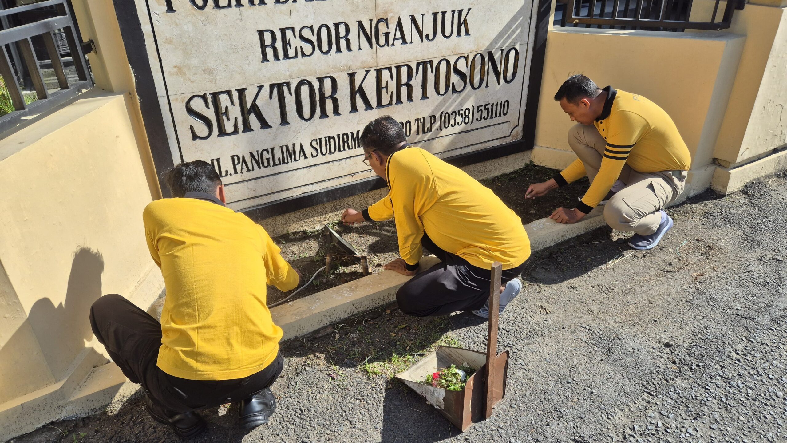 Polsek Kertosono Lakukan Korve Bersihkan Lingkungan Sekitar Mako