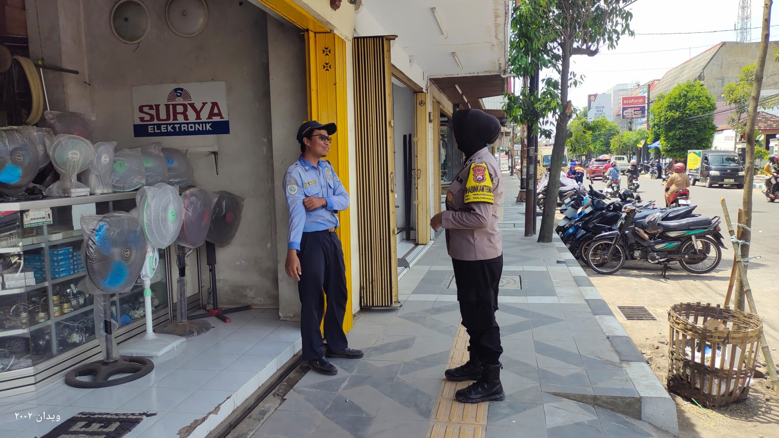 Bhabinkamtibmas Kelurahan Tanjunganom Patroli Sambang di Kawasan Pertokoan
