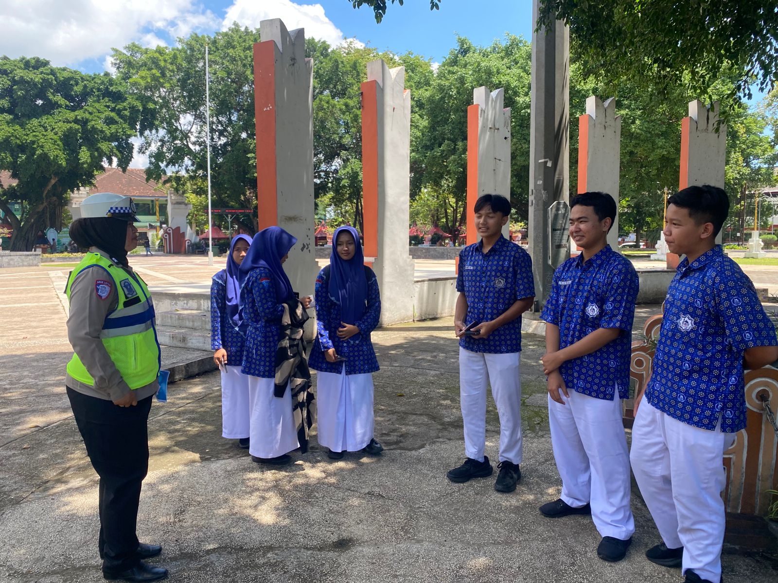 Polantas Menyapa, Polwan Satlantas Nganjuk Edukasi Pelajar SMA Terkait Operasi Keselamatan Semeru 2026