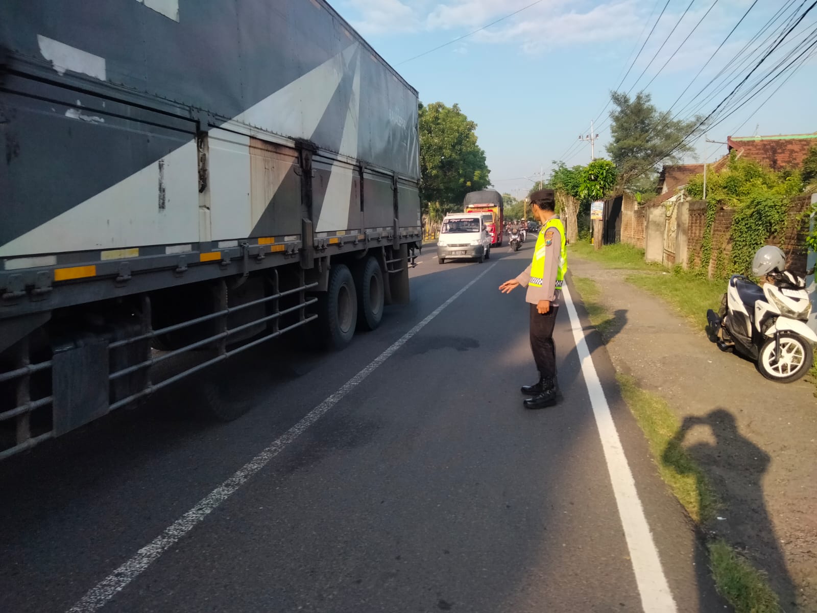 Giat Gaktur Pagi Polsek Kertosono Bantu Penyeberangan Masyarakat