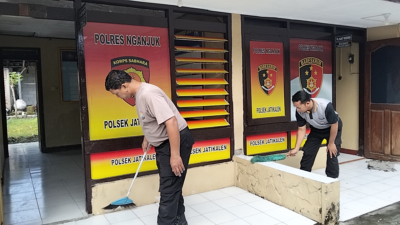 Polsek Jatikalen Gelar Korve Bersih – Bersih Mako, Tingkatkan Kualitas Tata Kelola dan Pelayanan