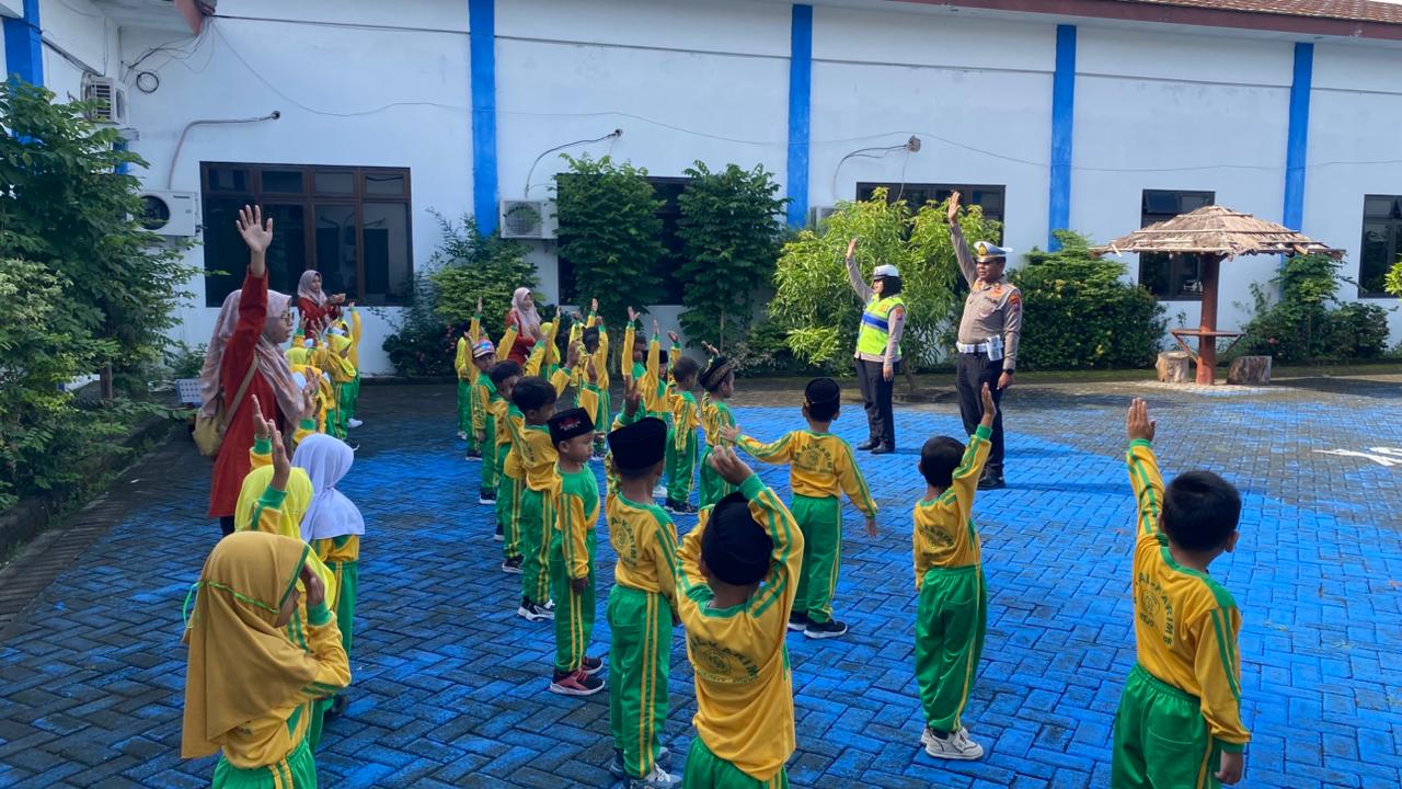 Cerita Seru Keselamatan, Polsanak Satlantas Nganjuk Sapa Murid TK RA Kartini