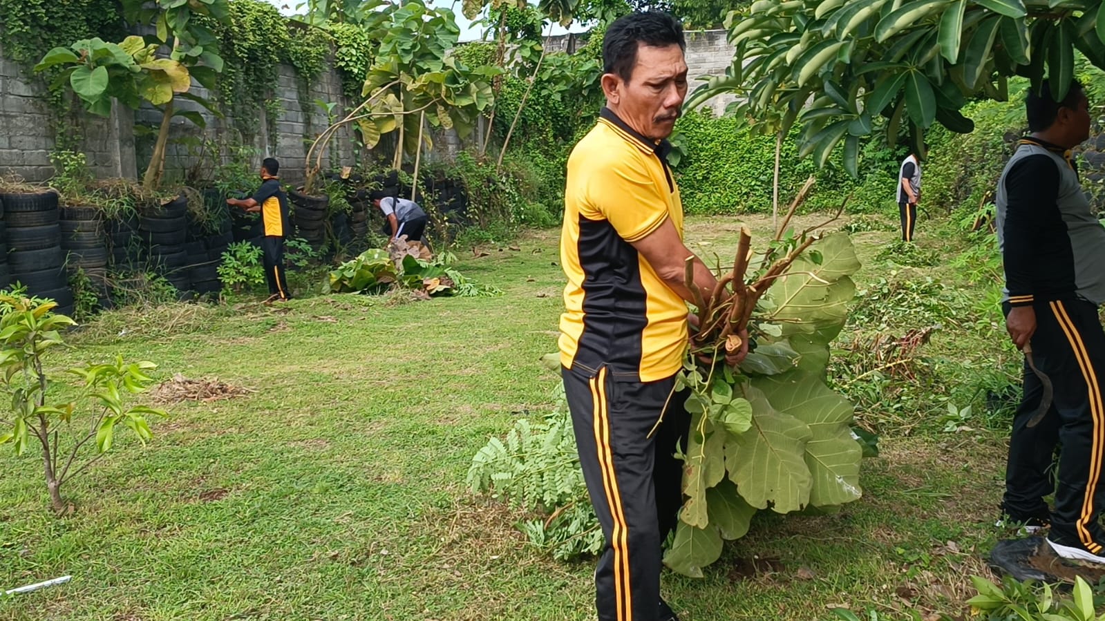 Tingkatkan Kenyamanan dan Kualitas Kinerja, Kapolsek Warujayeng Bersama Anggota Bersih-Bersih Mako