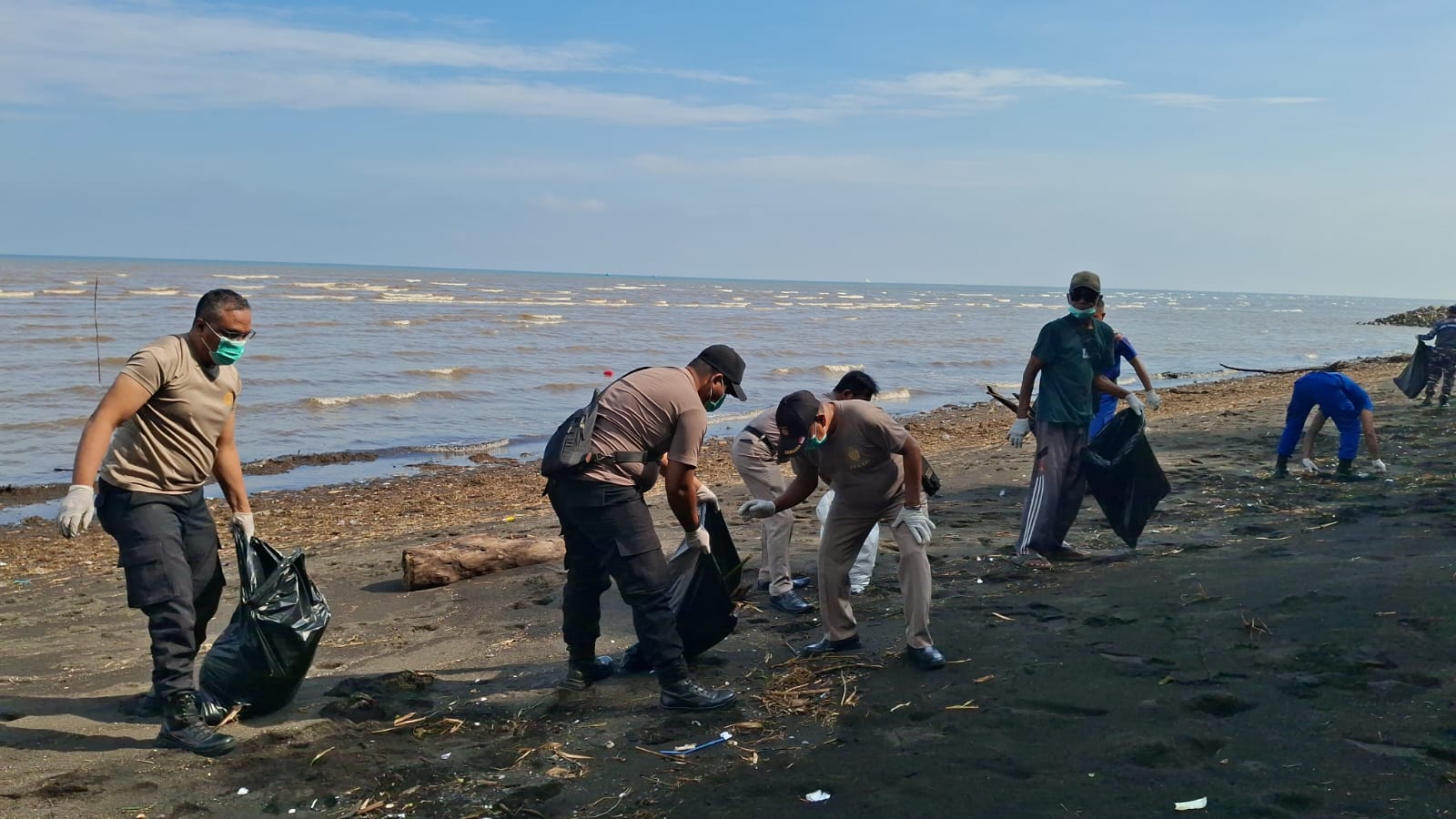 Gerakan Indonesia Asri : Polres Probolinggo Bersama Warga Percantik Destinasi Wisata Pantai