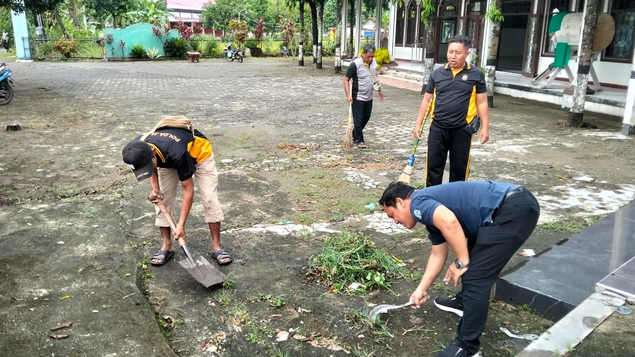 Tindak Lanjut Arahan Presiden, Kapolsek Anggeraja Turun Langsung Pimpin Kerja Bakti Bersihkan Masjid