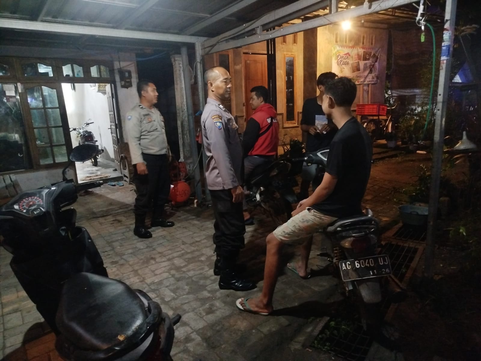 Patroli Dialogis, Anggota Polsek Jatikalen Sambangi Pemuda Desa Munung di Malam Hari, Sampaikan Pesan Kamtibmas