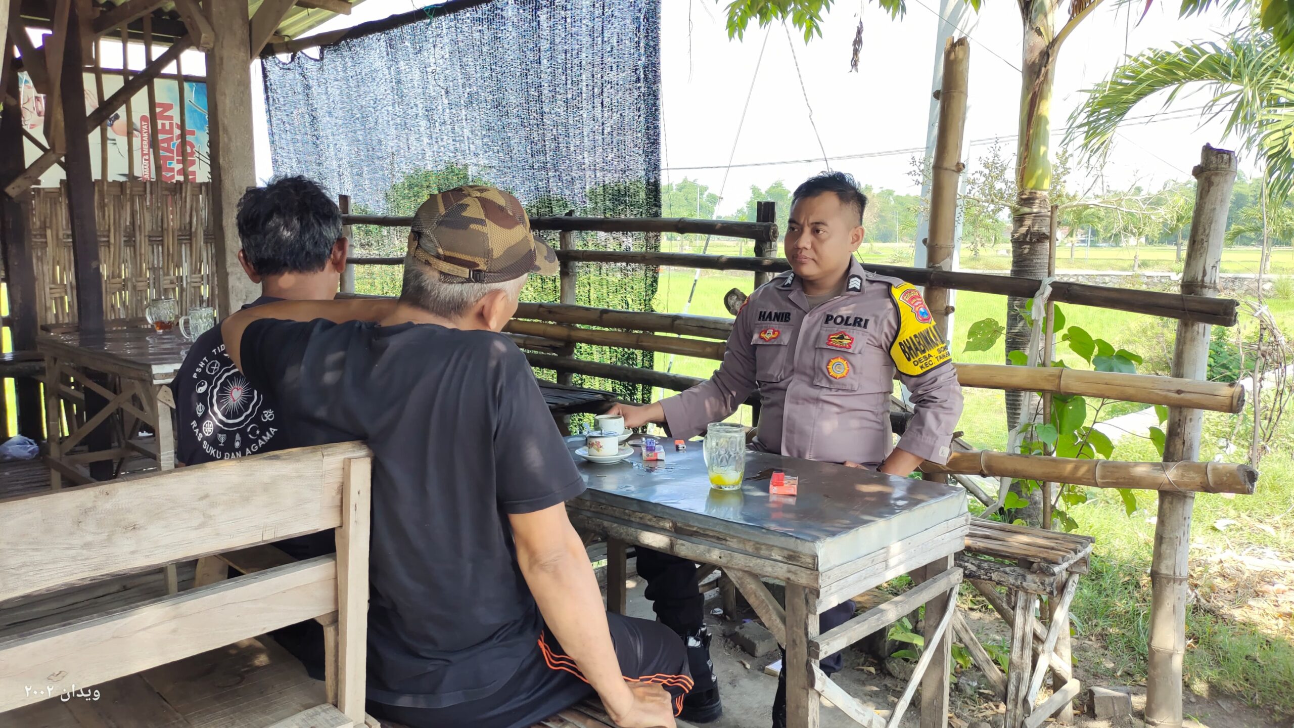Sambang Desa, Bhabinkamtibmas Sonobekel Dialogis Dengan Warganya di Warung Kopi
