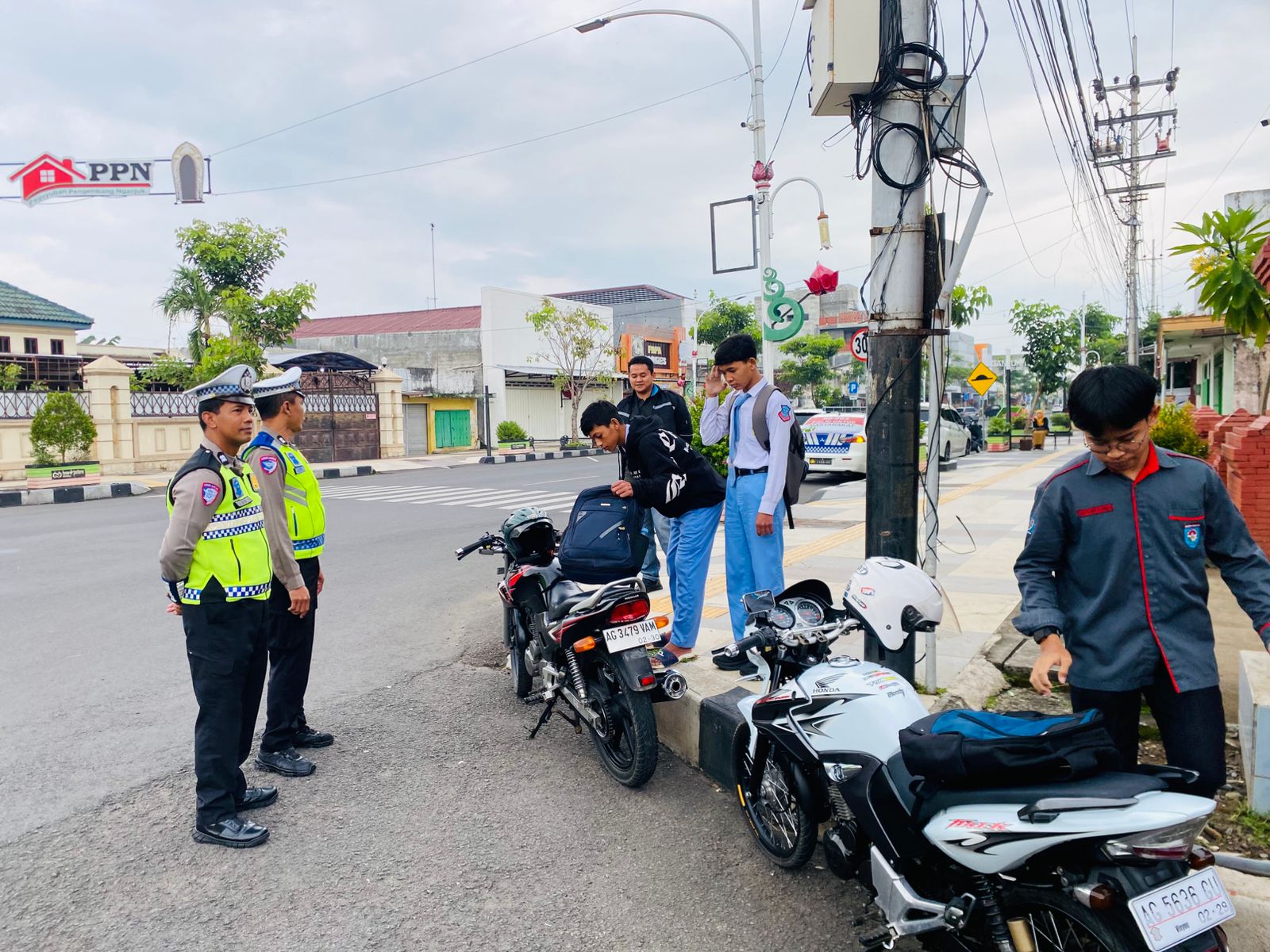 Humanis dan Edukatif, Satlantas Polres Nganjuk Tegur Pelajar Langgar Lalu Lintas di Ops Keselamatan Semeru 2026