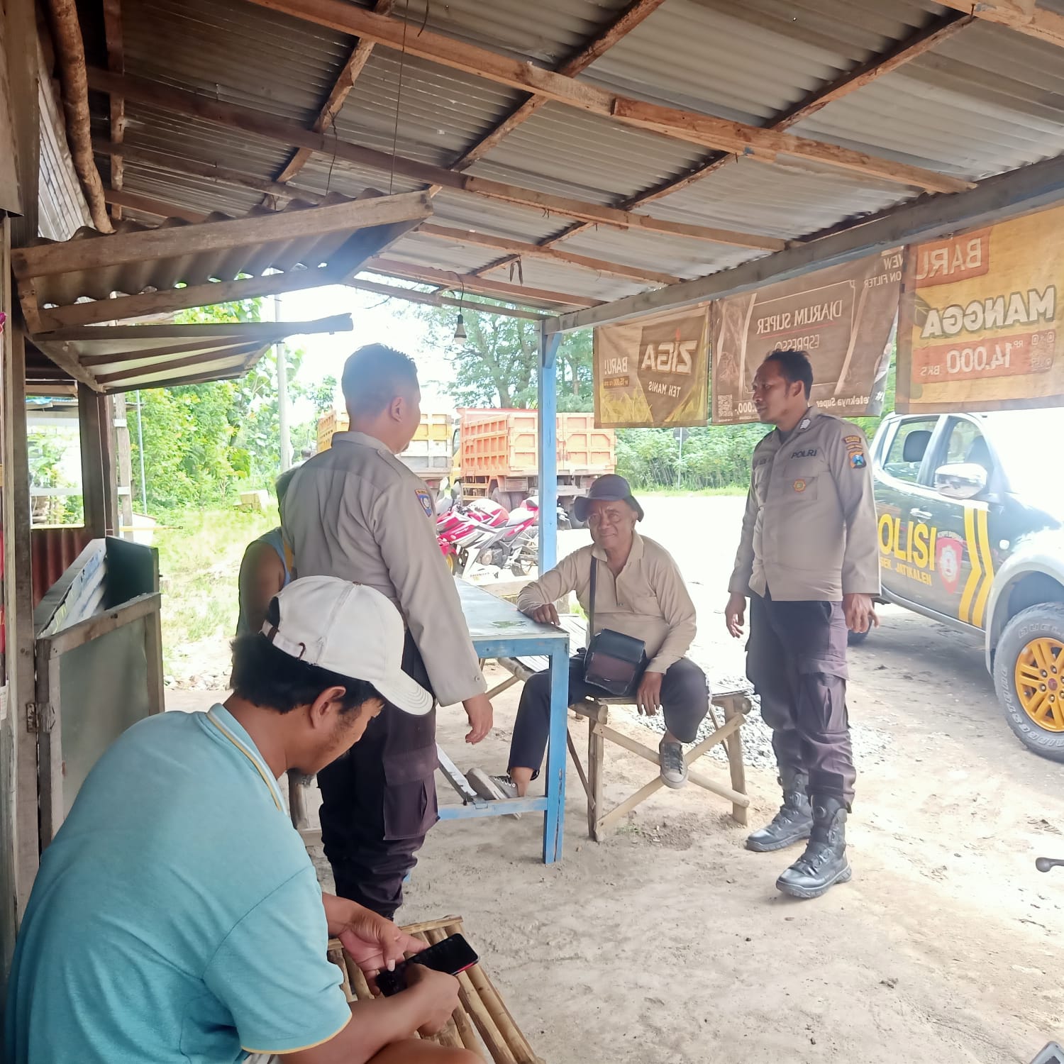 Jaga Kamtibmas di Siang Hari, Personel polsek Jatikalen Patroli Dialogis dengan Warga masyarakat Desa Jatikalen