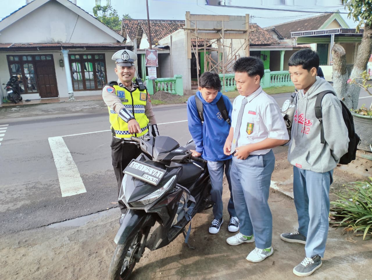 Panit Lantas Polsek Warujayeng Beri Teguran Simpatik Kepada Pelajar Yang Langgar Lalu Lintas