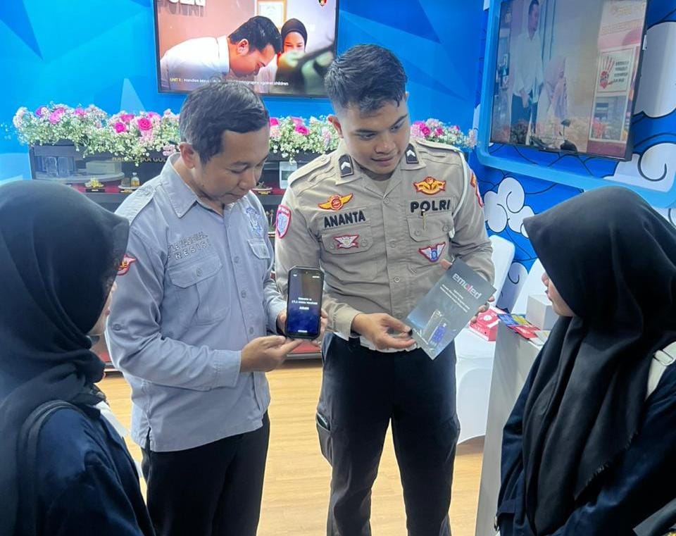 Korlantas Polri Tampilkan ETLE Mobile Handeld di Pameran Kampung Hukum 2026