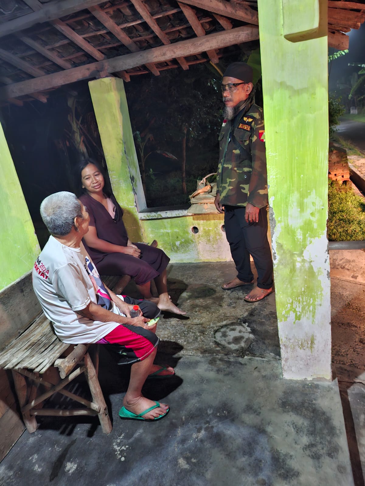 Polisi Penolong, Personel Polsek Warujayeng Bantu Kakek Kebingungan Pulang ke Rumah
