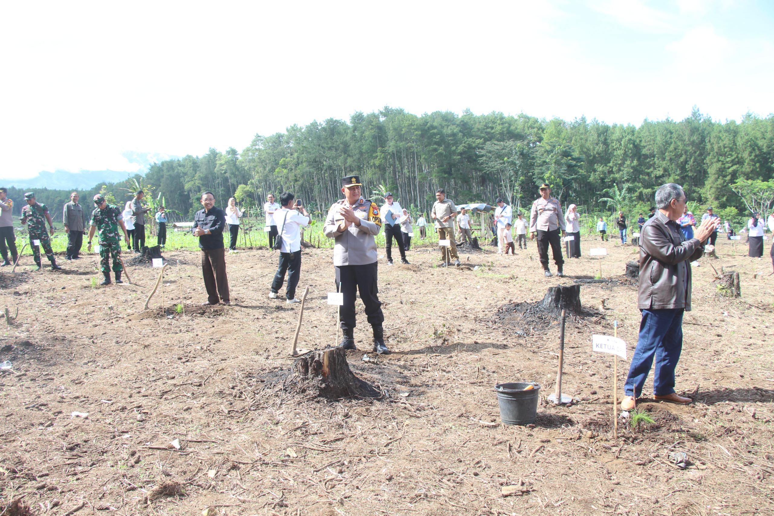 Polres Bondowoso Turut Tanam 1.000 Pohon Gerakan Sedekah Oksigen HPN 2026