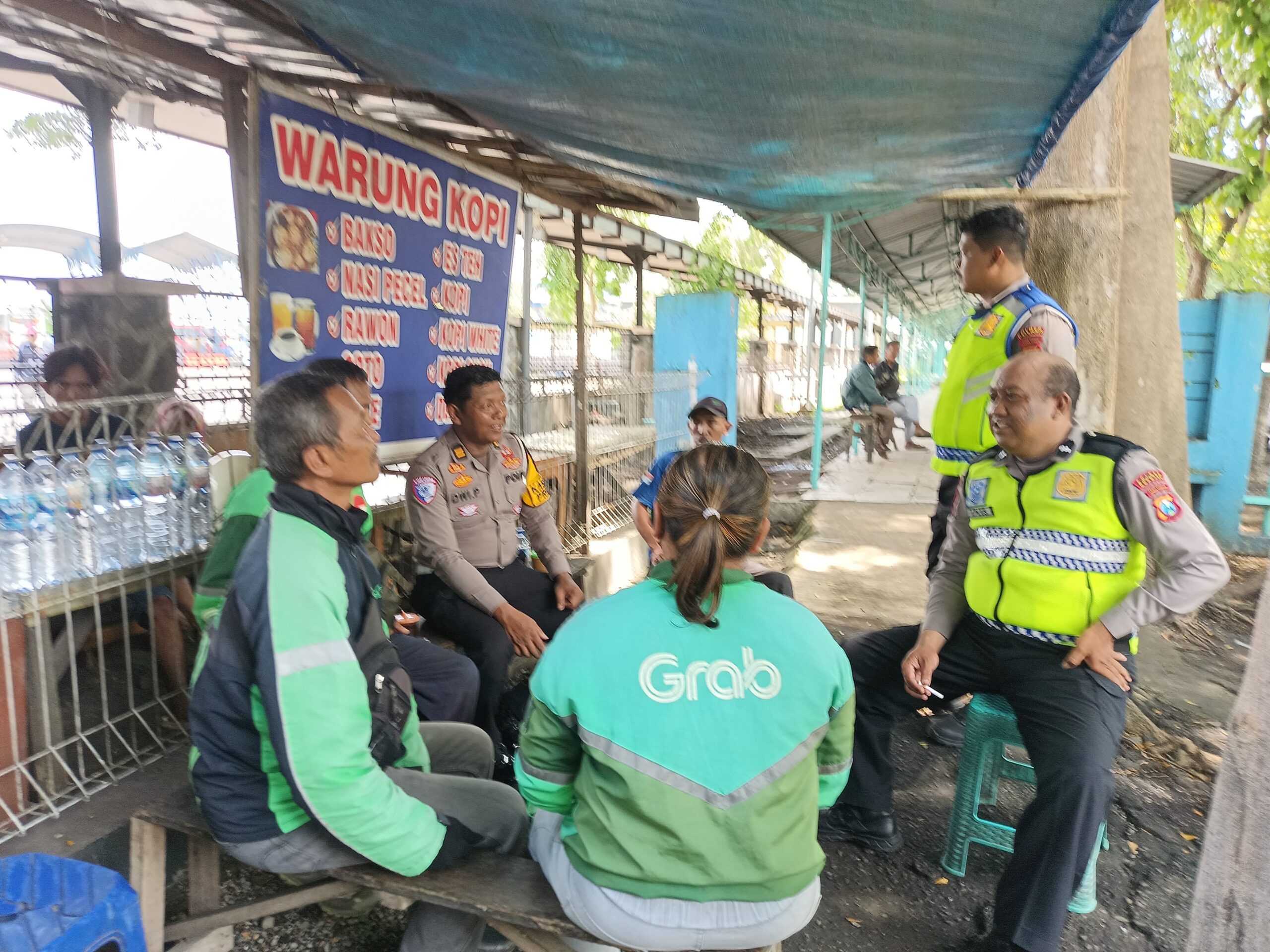 Ngopi Bareng Ojol, Satlantas Nganjuk Gaungkan Budaya Tertib Berlalu Lintas