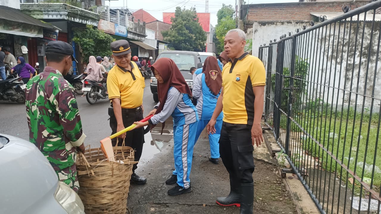 Kapolsek Warujayeng Bersama Anggota Ikuti Kerja Bakti Lintas Instansi di Pasar Warujayeng