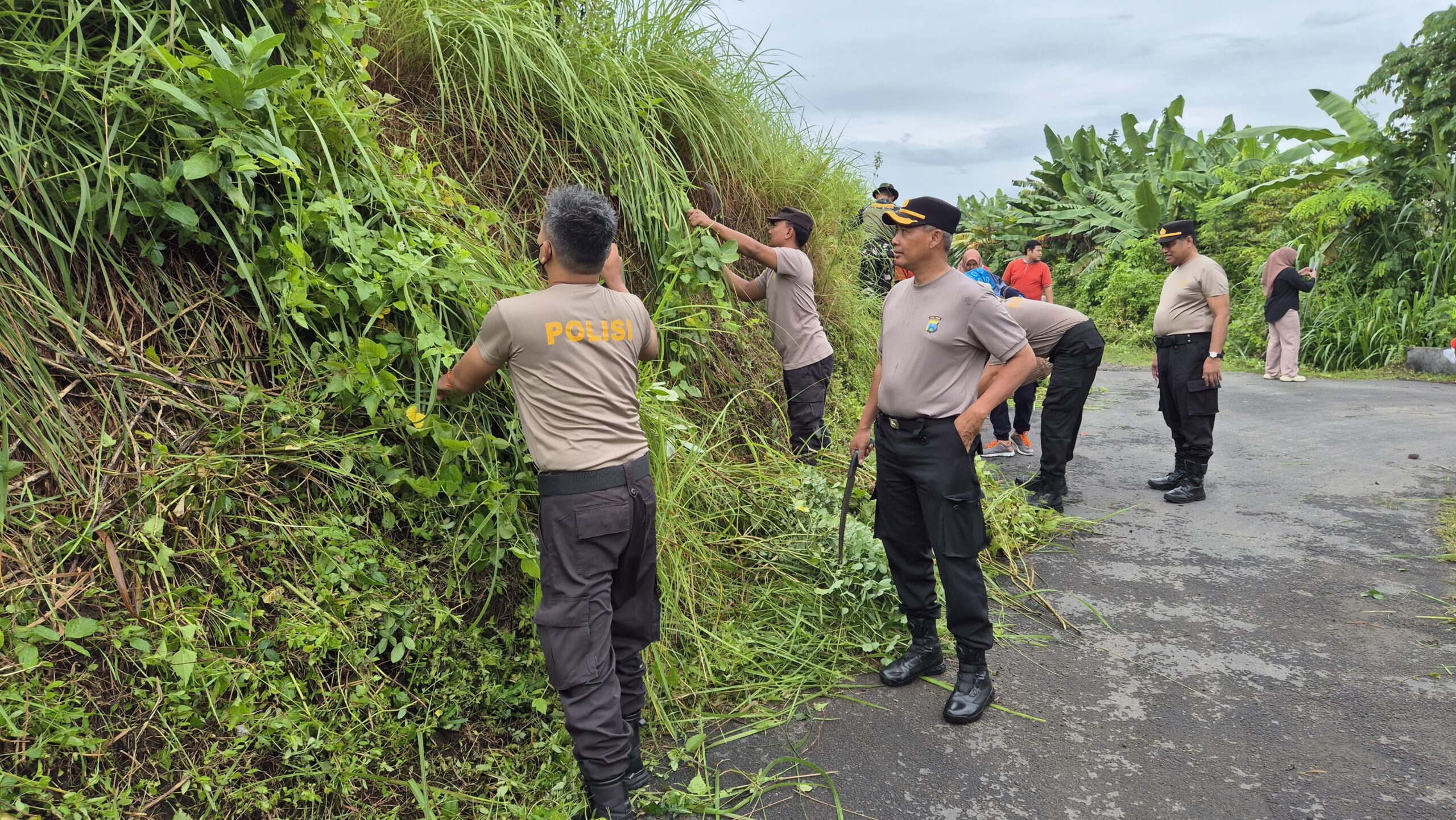Peduli Lingkungan Polsek Kertosono Bersama Forpimcam Kertosono Bersihkan Lingkungan Desa Tembarak