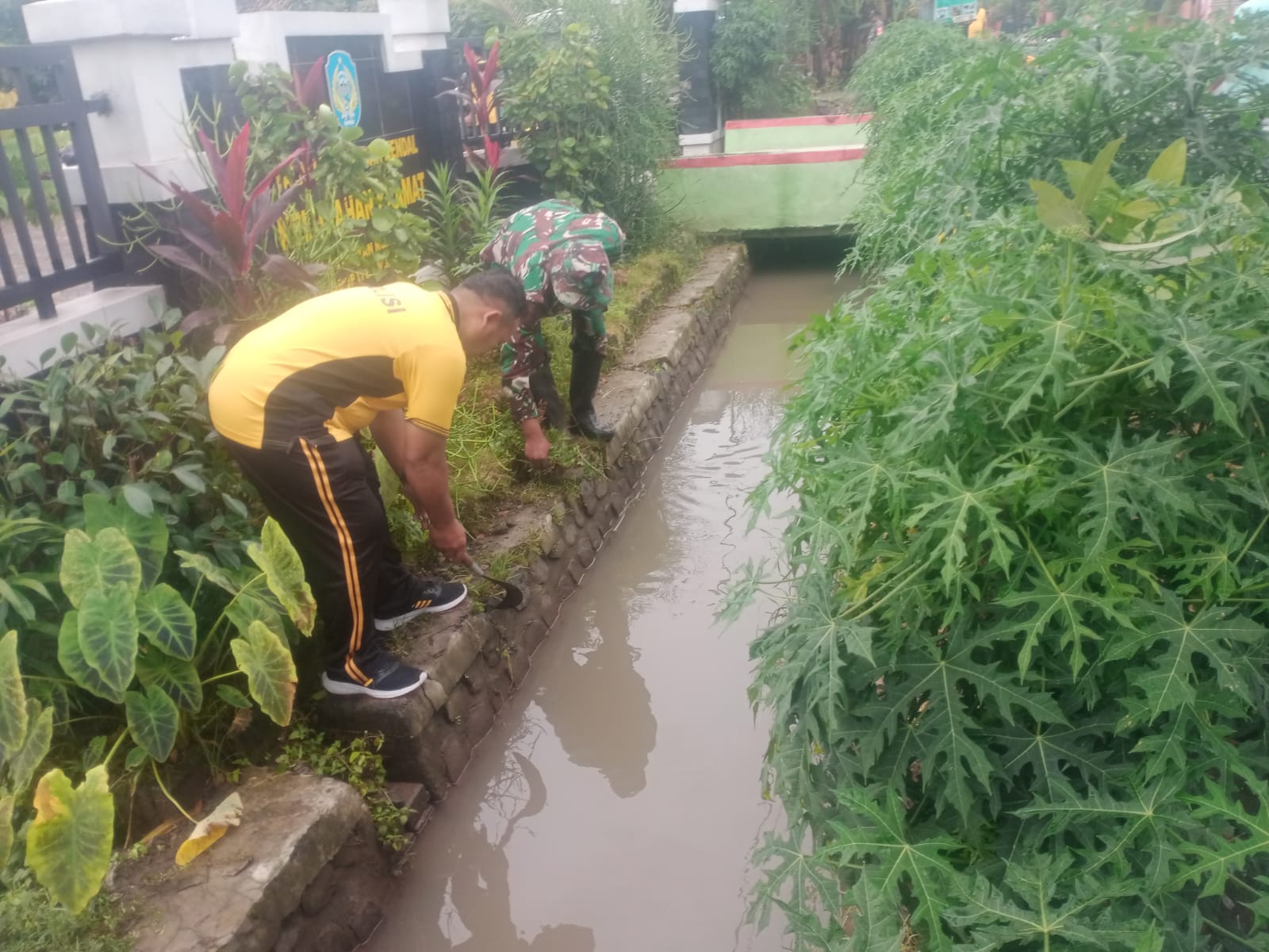 Wujudkan Indonesia ASRI, Sinergi TNI-Polri dan Pemerintah Kecamatan Nganjuk Gelar Kerja Bakti