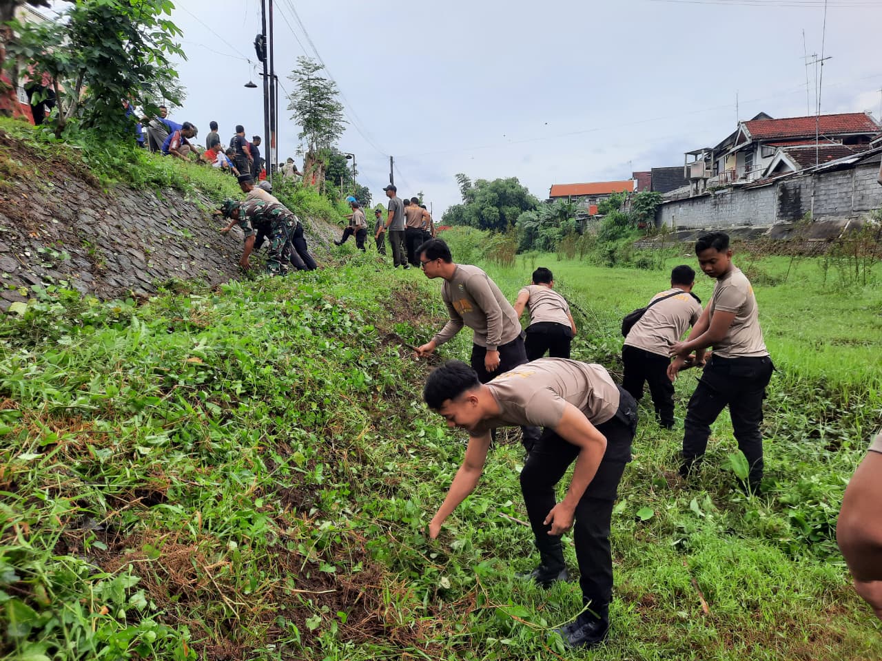 Kapolres Nganjuk dan Puluhan Anggota Turun Langsung, Dukung Gerakan Indonesia ASRI Bersihkan Sungai