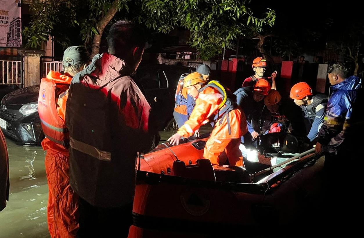 Polres Jember Evakuasi Korban Banjir di Rambipuji Pastikan Bantuan Tersalurkan